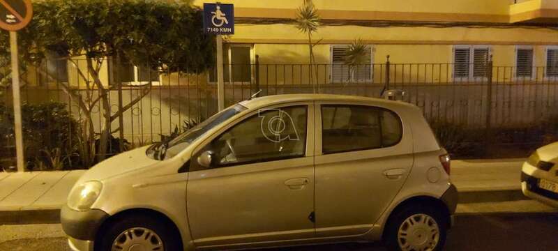 Vehículo aparcado en la plaza reservada por el coche de Mario Ríos en la calle de Profesor Francisco Cruz/TA.